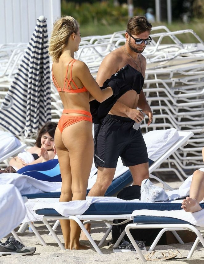 Selena Weber turuncu bikinisiyle Miami plajında