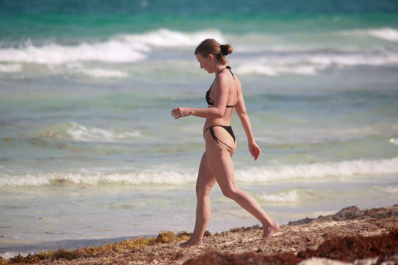 Julianne Hough bikini ve taytla plajda