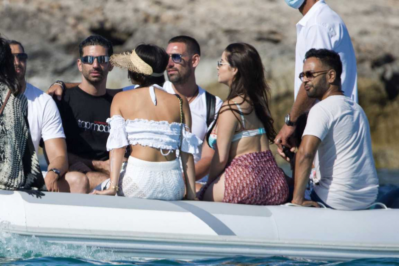 Demi Rose arkadaşlarıyla Ibiza'da