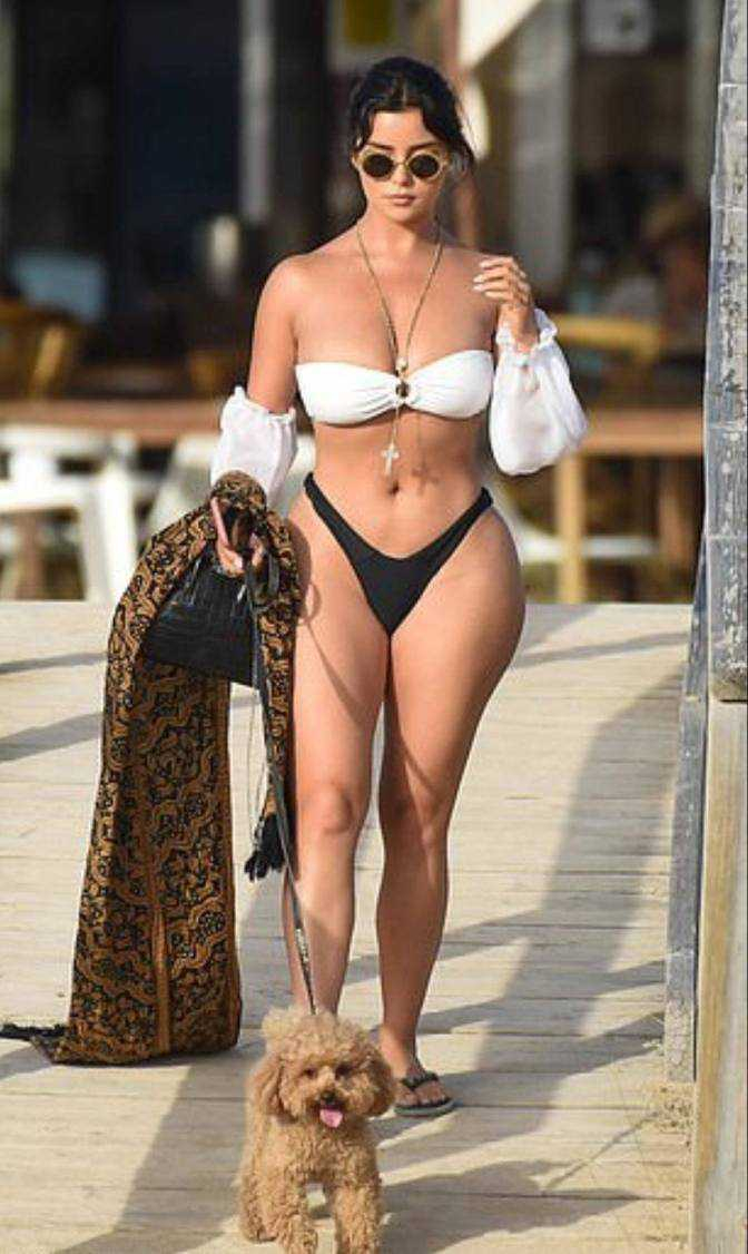 Demi Rose Mawby bikini ile Ibiza'da köpekle gezdi