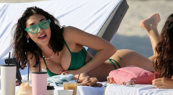 Chantel Jeffries bikiniyle Miami plajında