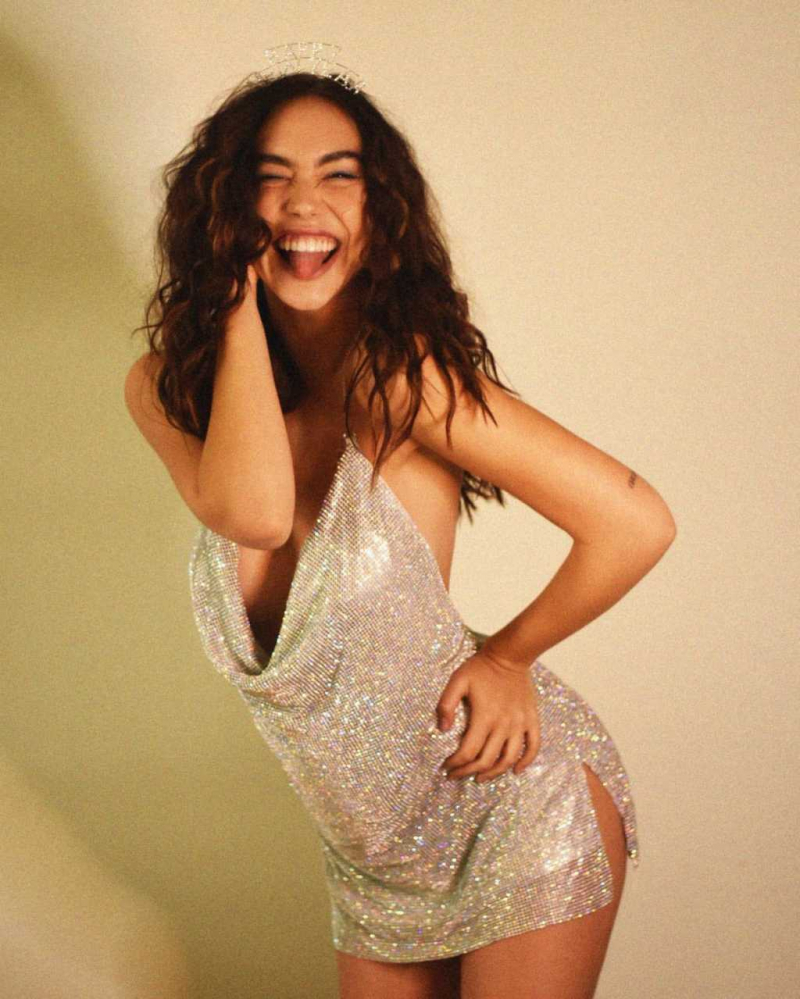 Alexis Ren göğüs dekolteli mini elbiseyle Melissa Cartagena çekimlerinde