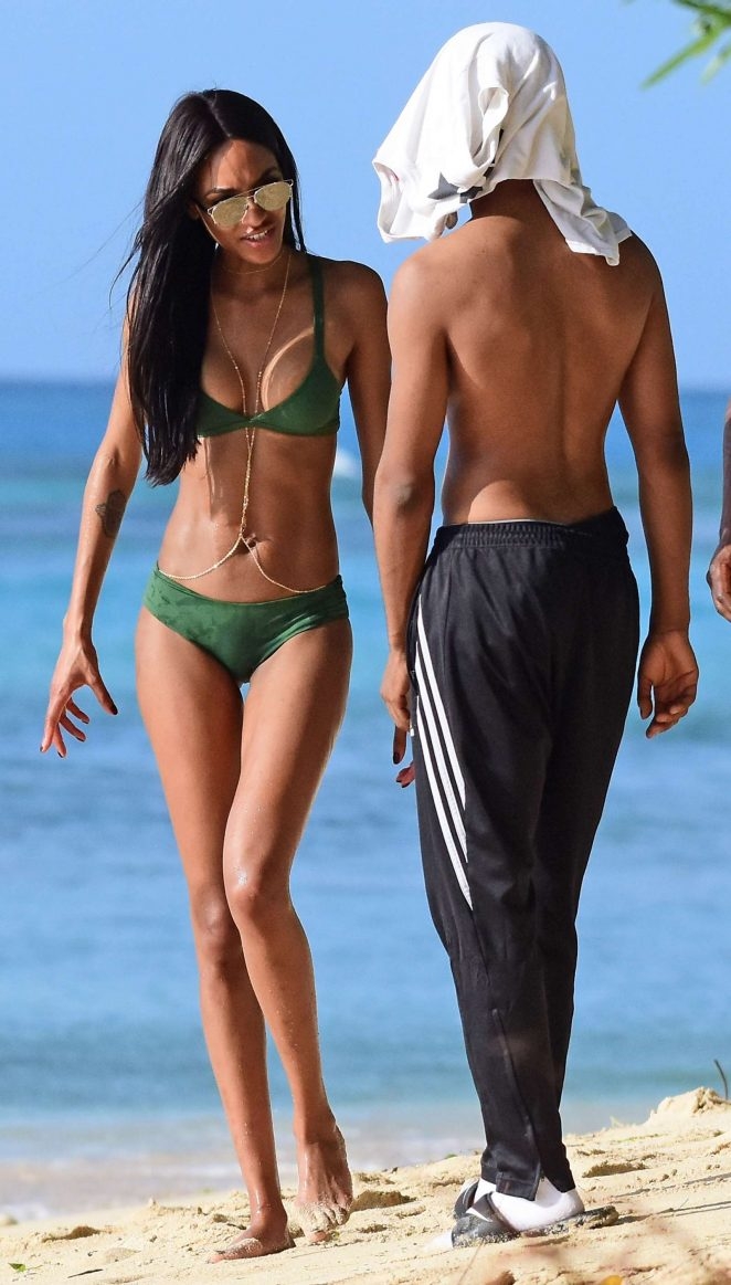 Jourdan Dunn yeşil bikiniyle Barbados'ta