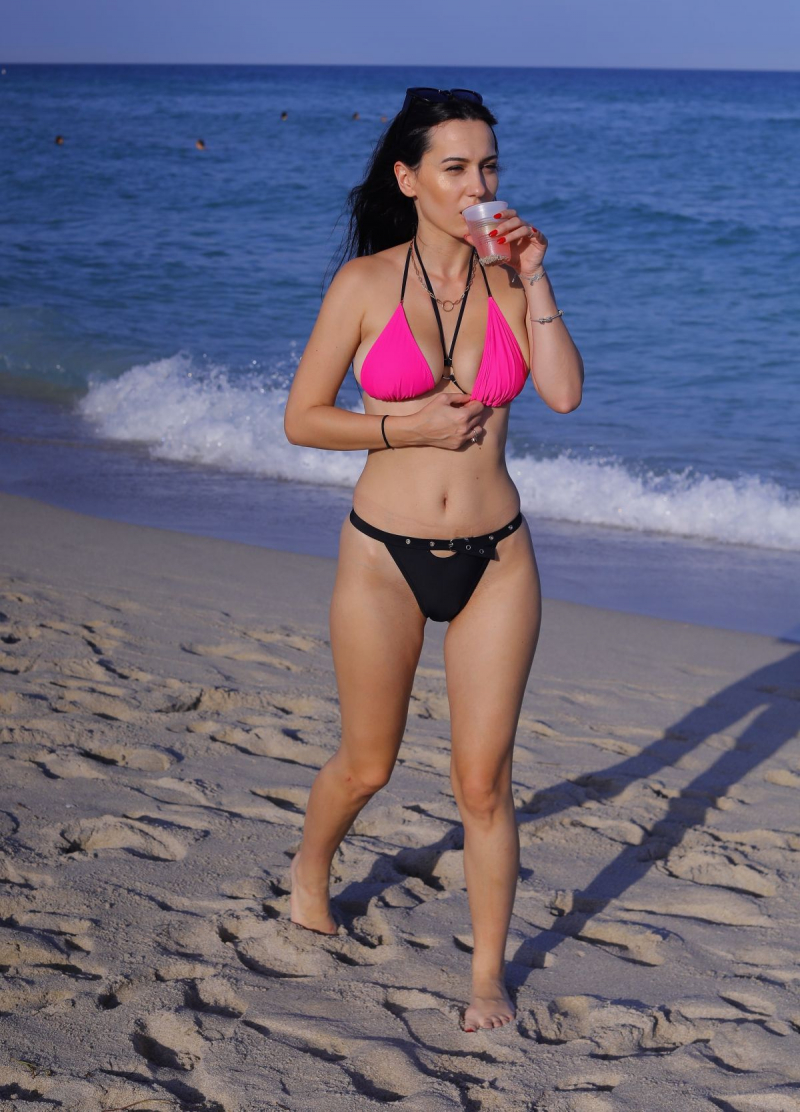 Iva Kovacevic bikini ile Miami plajında