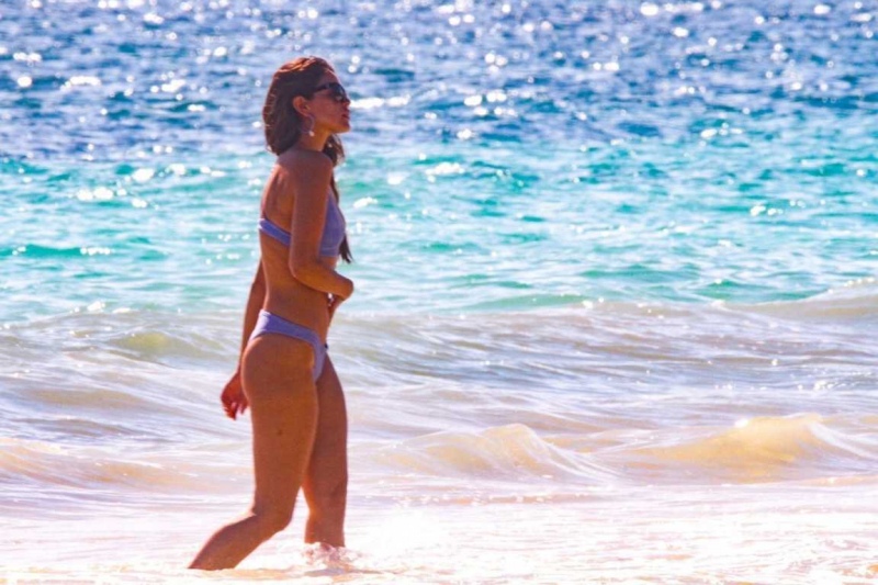 Eiza Gonzalez mavi bikiniyle Tulum'da