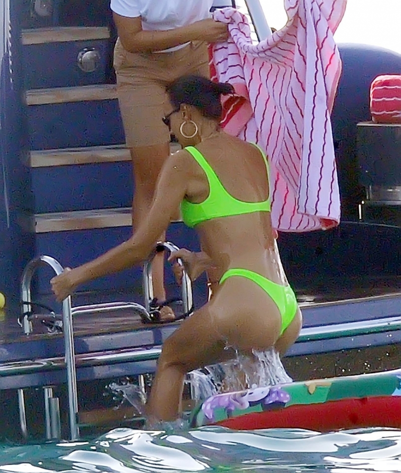 Irina Shayk yeşil tanga bikini ile Ibiza'da