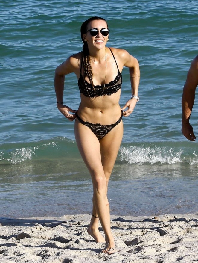 Katie Cassidy siyah bikini ile deniz kenarında