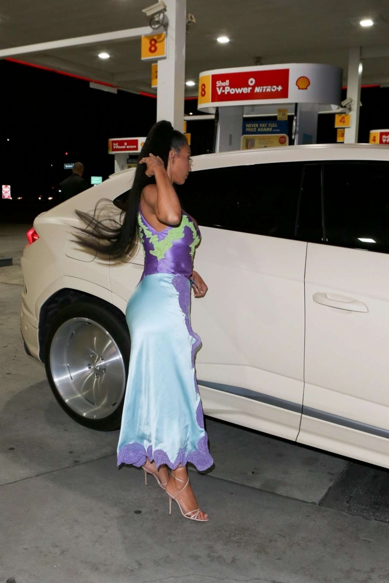 Kim Kardashian renkli elbise ile arabada