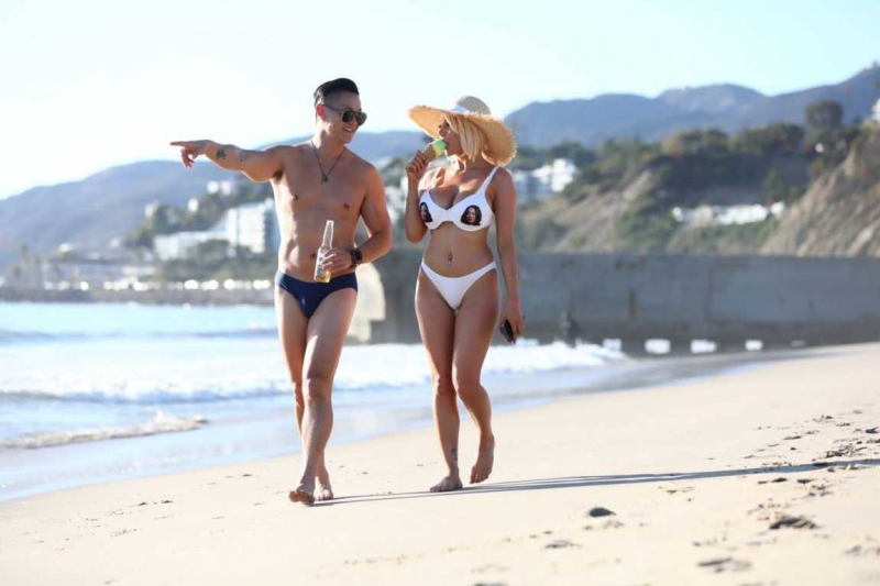 Courtney Stodden beyaz bikini ile Malibu plajında 23/01/2021