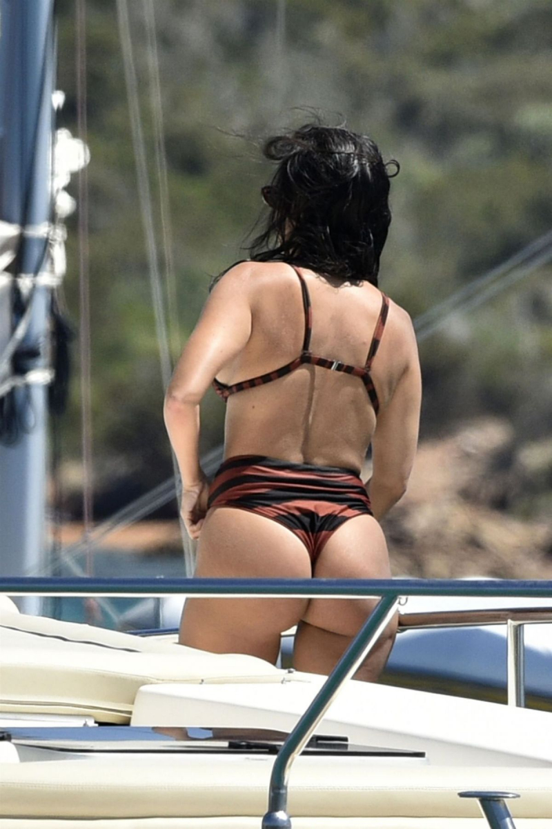 Kourtney Kardashian bikini ile Sardinia'da