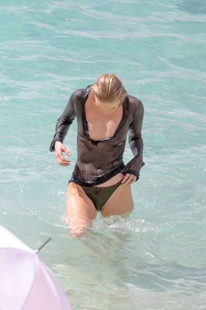 Elsa Hosk transparan bluz ve bikini altı ile denizde