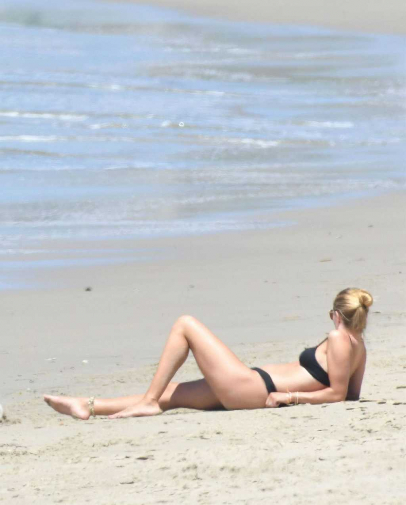 Rosie Huntington siyah bikiniyle Malibu plajında