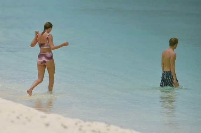 Taylor Swift bikini ile plajda