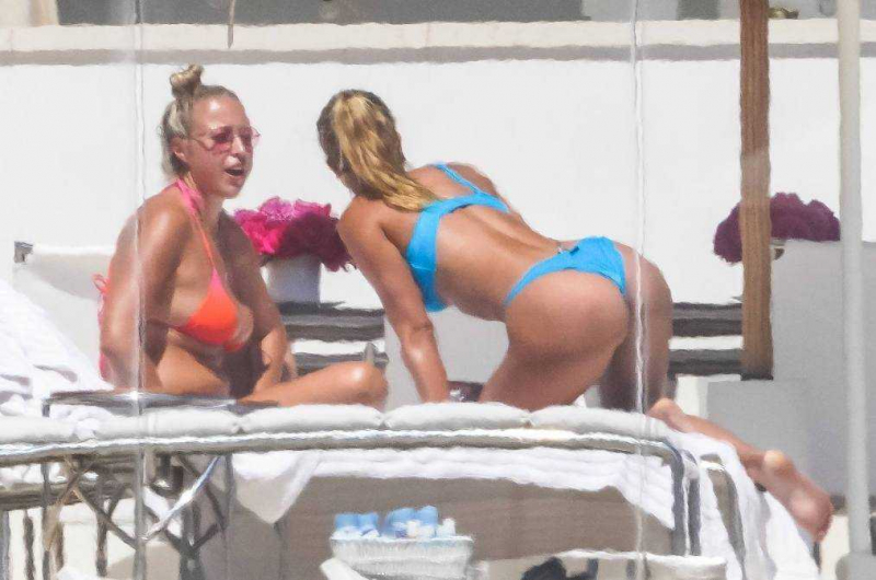 Sofia Richie mavi bikini ile Malibu'da 