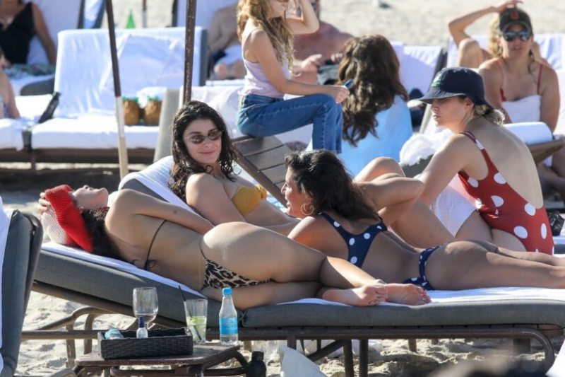 Bella Hadid bikiniyle Miami plajında