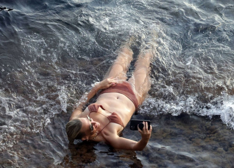 Molly Sims bikini ile Capri'de
