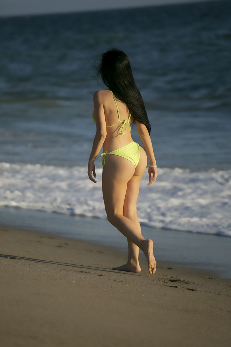 Claudia Alende sarı bikini ile Malibu'da