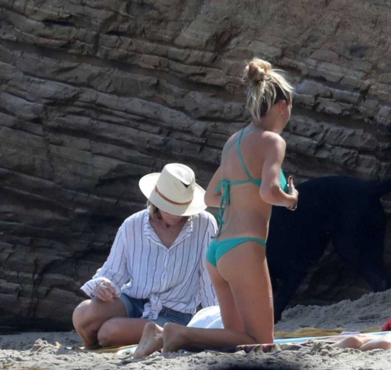 Dylan Penn yeşil bikiniyle Malibu'da