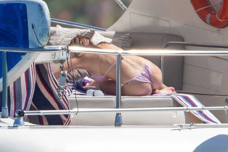 Bella Thorne pembe bikini ile yatta