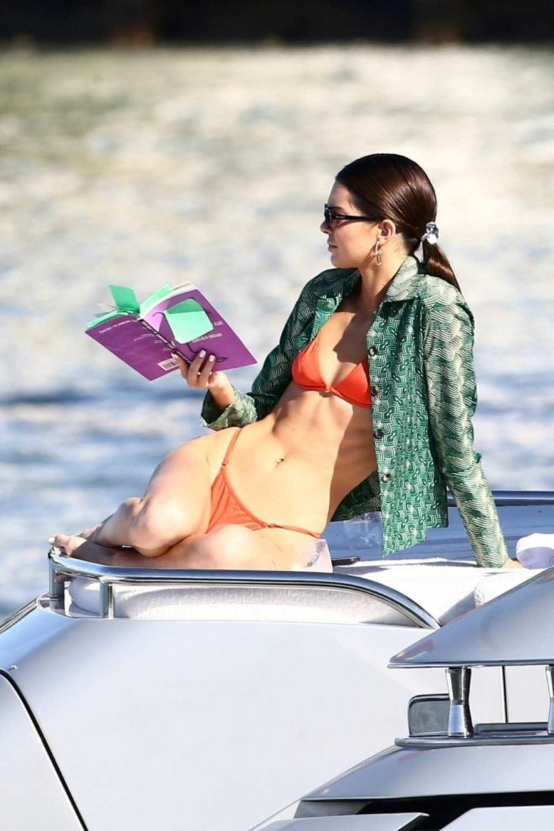 Kendall Jenner kırmızı tanga bikiniyle yatta