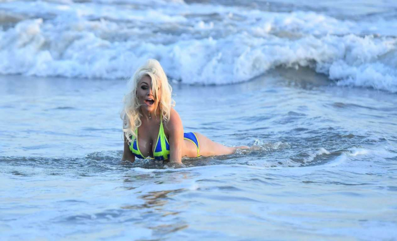 Courtney Stodden bikini ile Malibu plajında