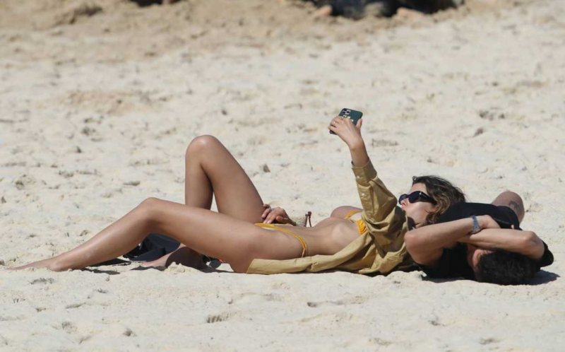Georgia Fowler bikini ile Sydney'de Bondi plajında