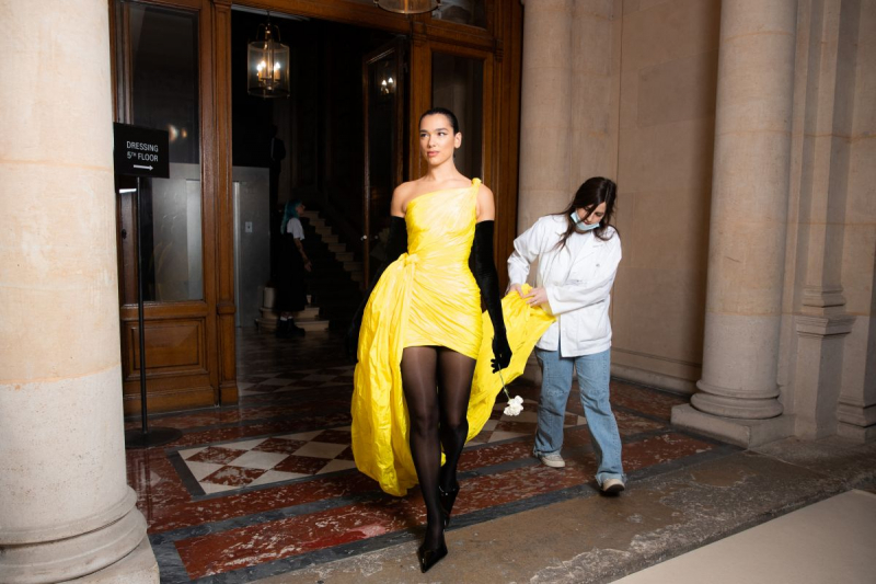 Dua Lipa sarı elbiseyle Paris'te