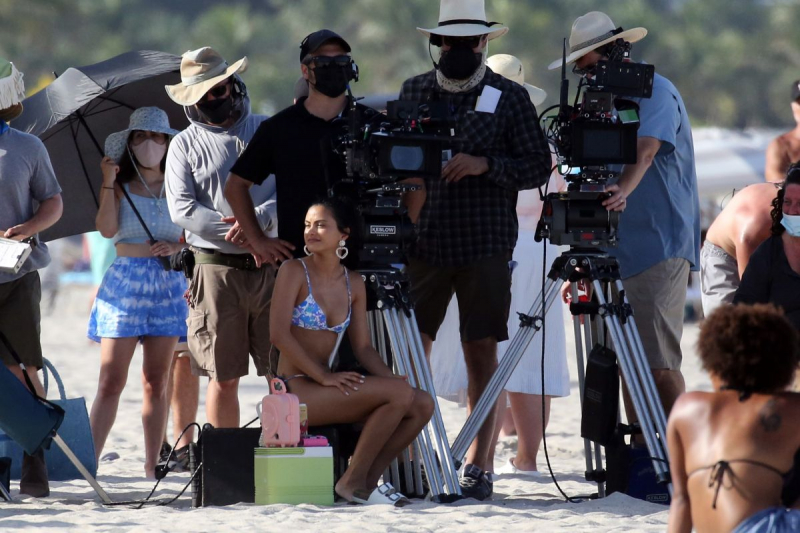 Camila Mendes bikiniyle Miami plajında