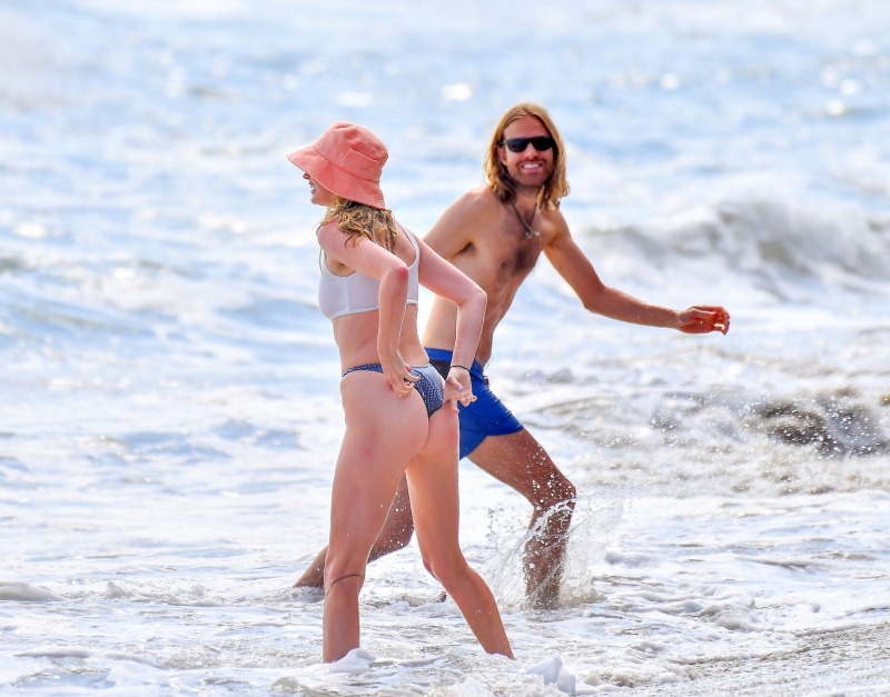 Elsa Hosk bikini ile Santa Monica plajında