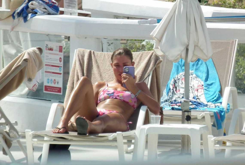 Zara McDermott bikini ile Kıbrıs'ta