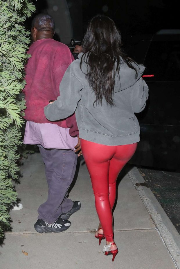 Kim Kardashian kırmızı deri tayt ile