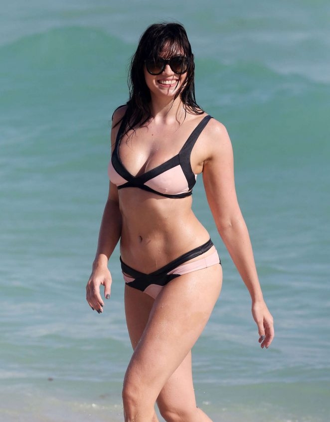 Daisy Lowe bikini ile plajda 