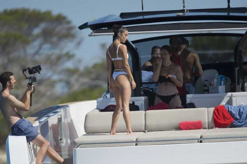 Maria Pedraza bikini ile Formentera'da yatta