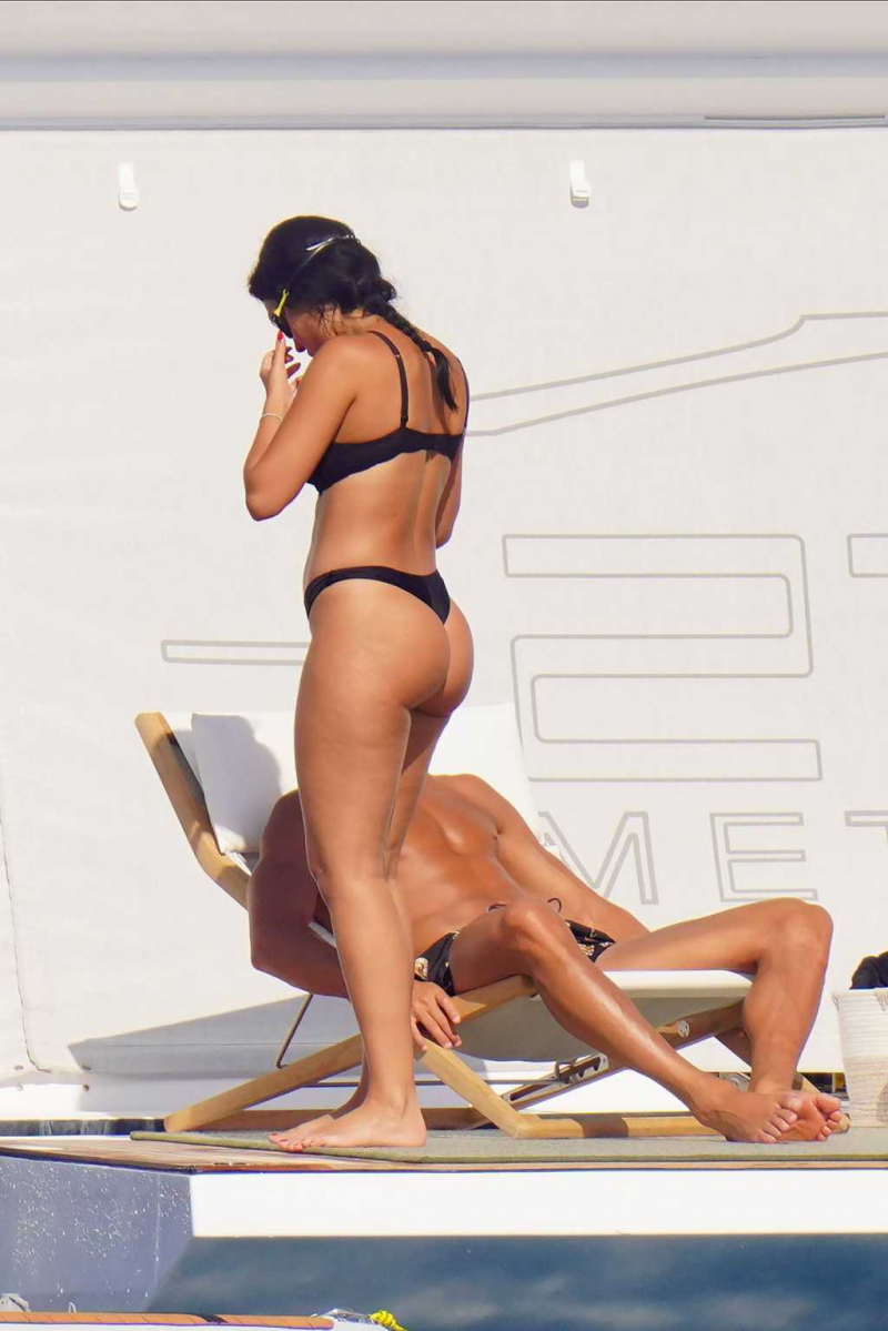 Georgina Rodriguez bikini ile St. Tropez'de yatta