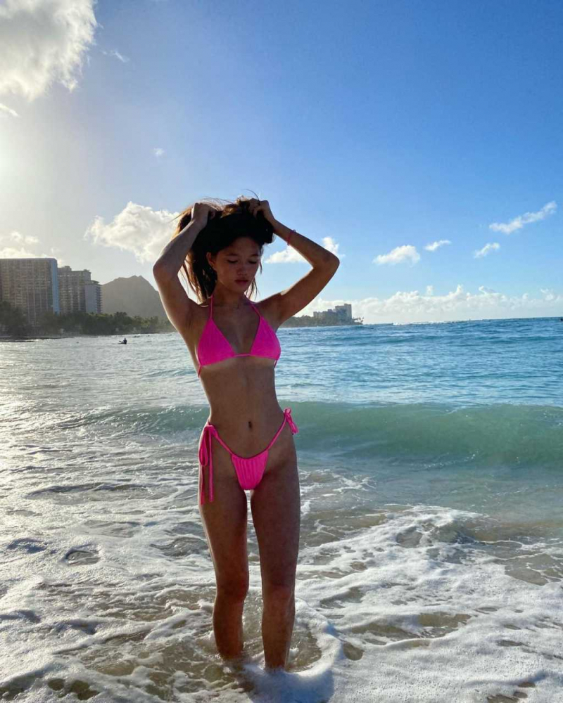 Lily Chee  bikini ile plajda