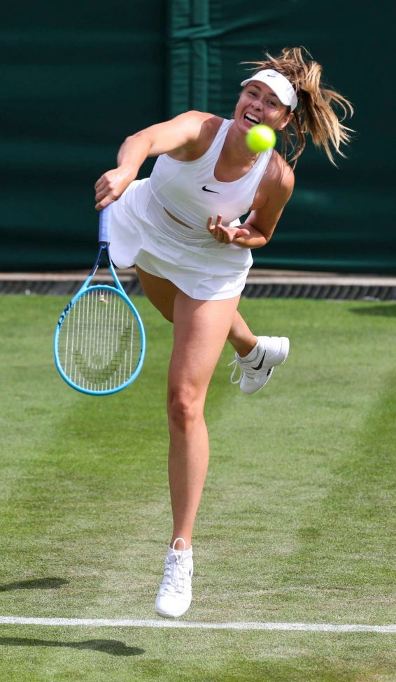 Maria Sharapova beyaz tenis elbisesiyle kortta