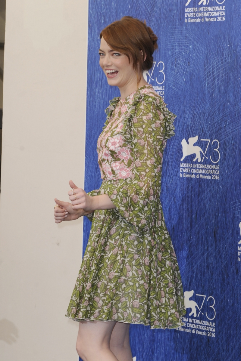 Emma Stone elbise ile etkinlikte