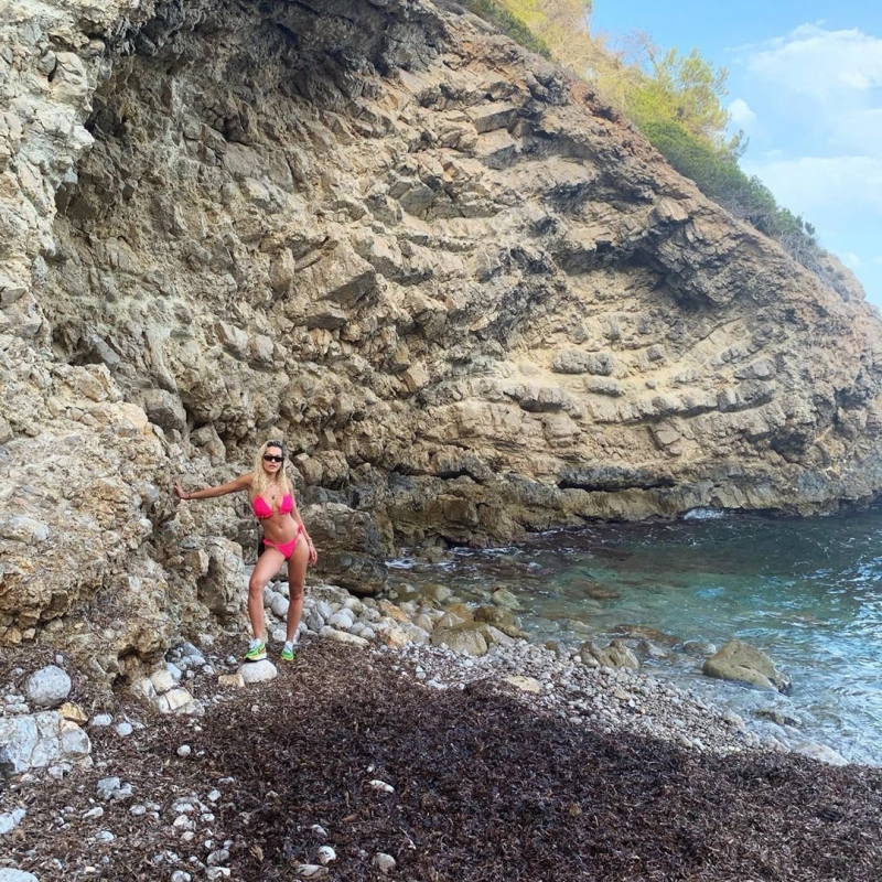 Rita Ora siyah ve pembe bikini ile denizde