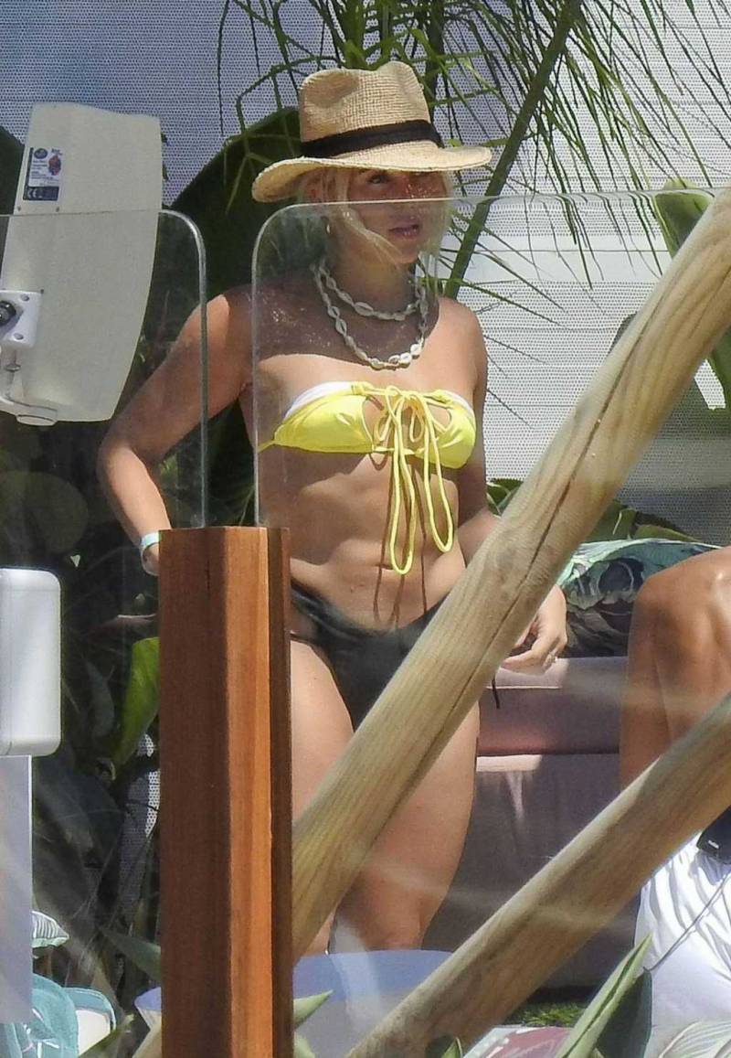 Gabby Allen bikini ile tatilde