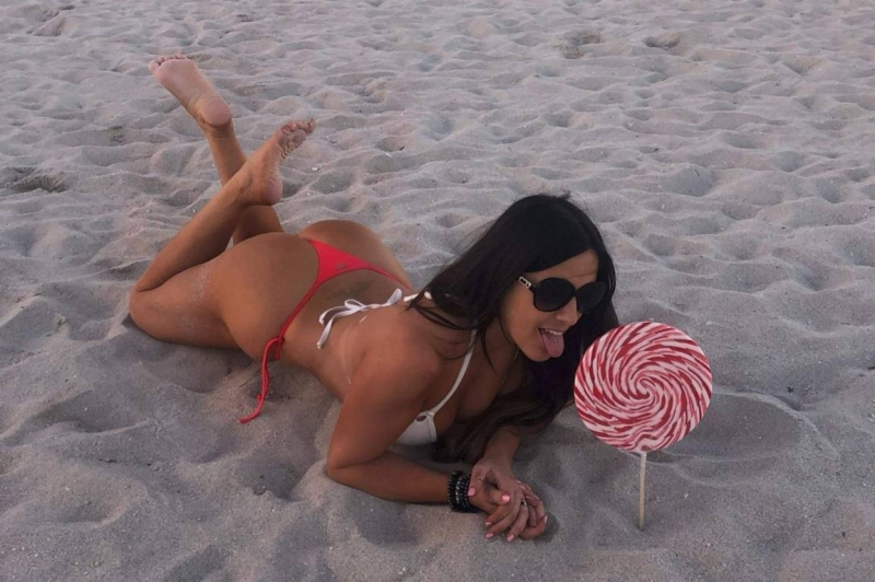 Claudia Romani pembe bikiniyle şezlongta