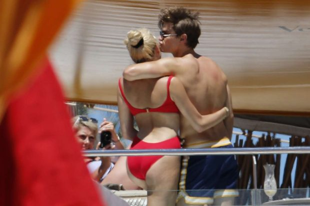 Pixie Lott kırmızı bikini ile Ibiza'da