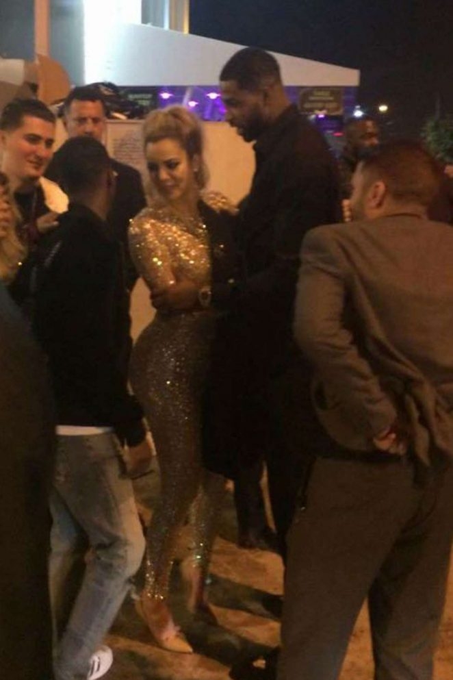 Khloe Kardashian tayt kostümle sokakta