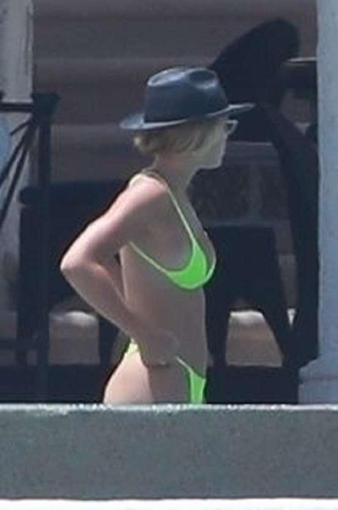 Sofia Richie yeşil bikinisiyle Mexico'da