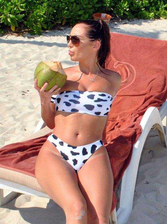 Chloe Goodman siyah beyaz bikini ile Thailand'da