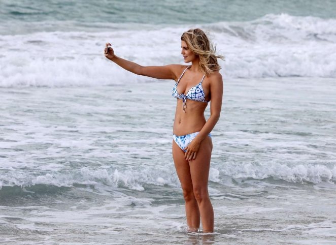 Ashley James bikiniyle plajda