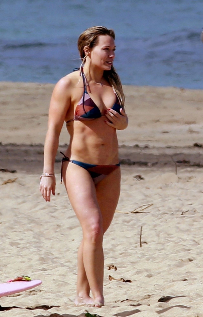 Hilary Duff bikini ile Hawaii plajında