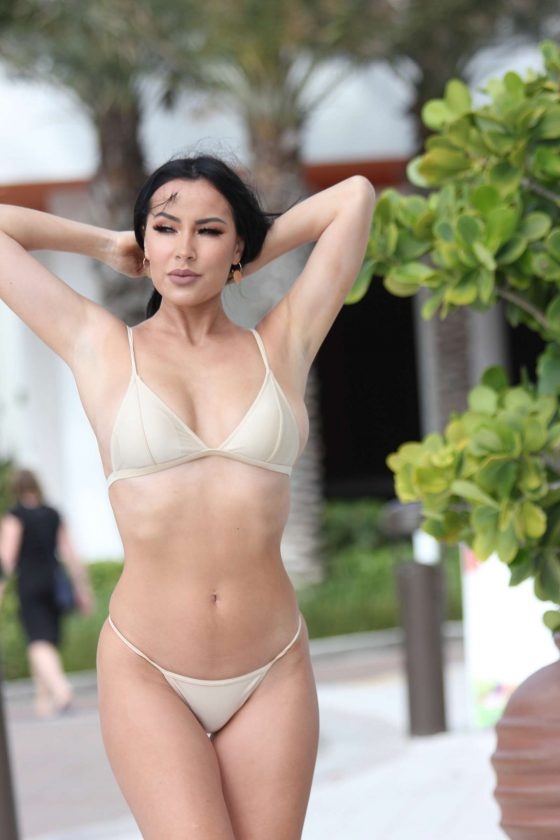 Lisa Opie krem bikiniyle Miami'de