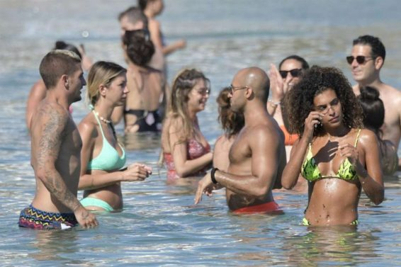 Jessica Aidi bikini ile Mykonos plajında