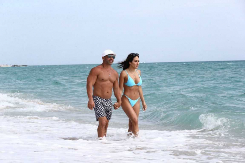Melissa Gorga Miami'de plajda