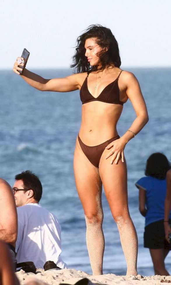 Alexandra Cane kahverengi bikiniyle Miami plajında